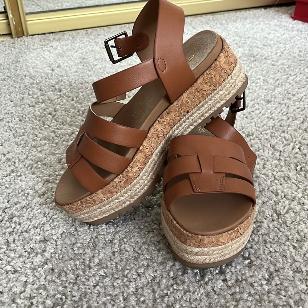 NWOT Soda Women's Tan Strappy Sandals Size 6